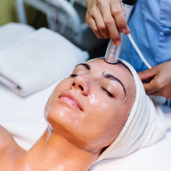 Hydra Facial – The Ultimate Glow-Boosting Treatment at Dua Beauty 6 Hydrafacial Treatment in Delhi – Cleanse, Hydrate & Glow | Dua Beauty Cosmetics